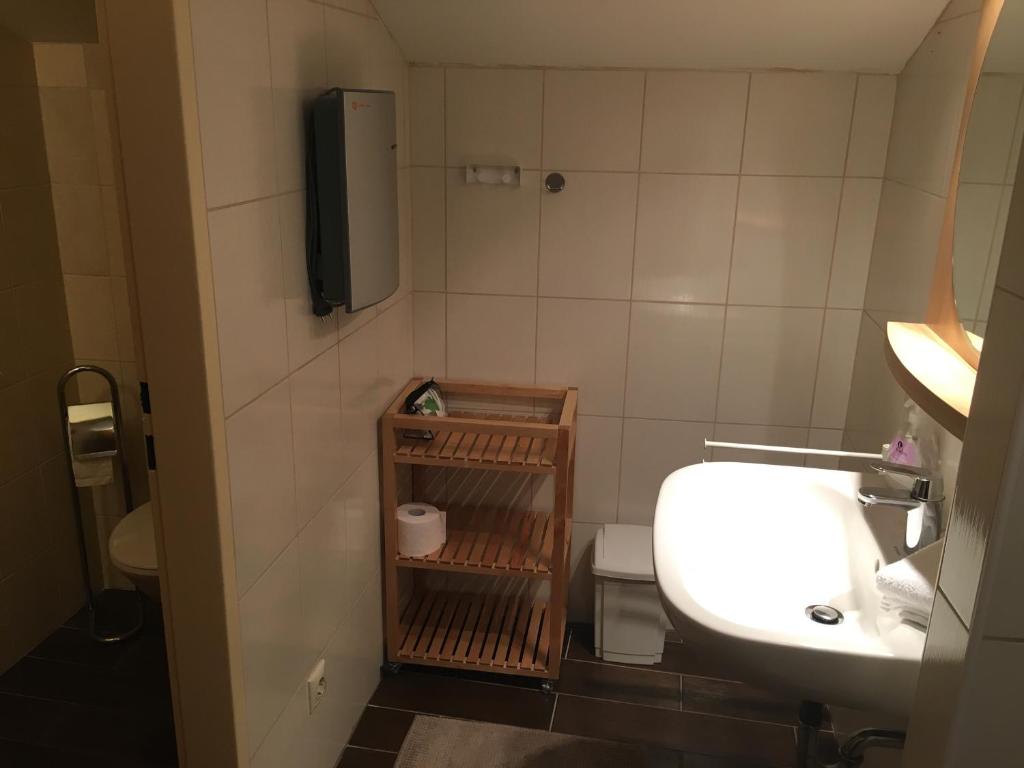 Четырехместный (Четырехместный номер с собственной ванной комнатой) отеля Jasmin Cafe & Konditorei, Мурау