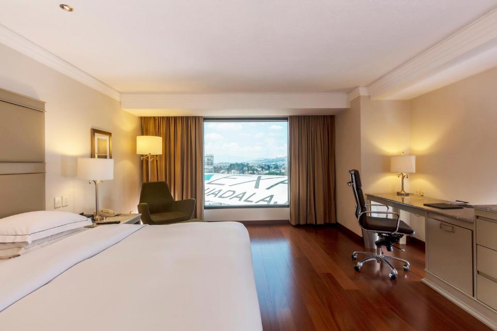 Двухместный (Номер с кроватью размера «king-size» и видом на город - Клубный этаж) отеля Hilton Guadalajara, Гвадалахара