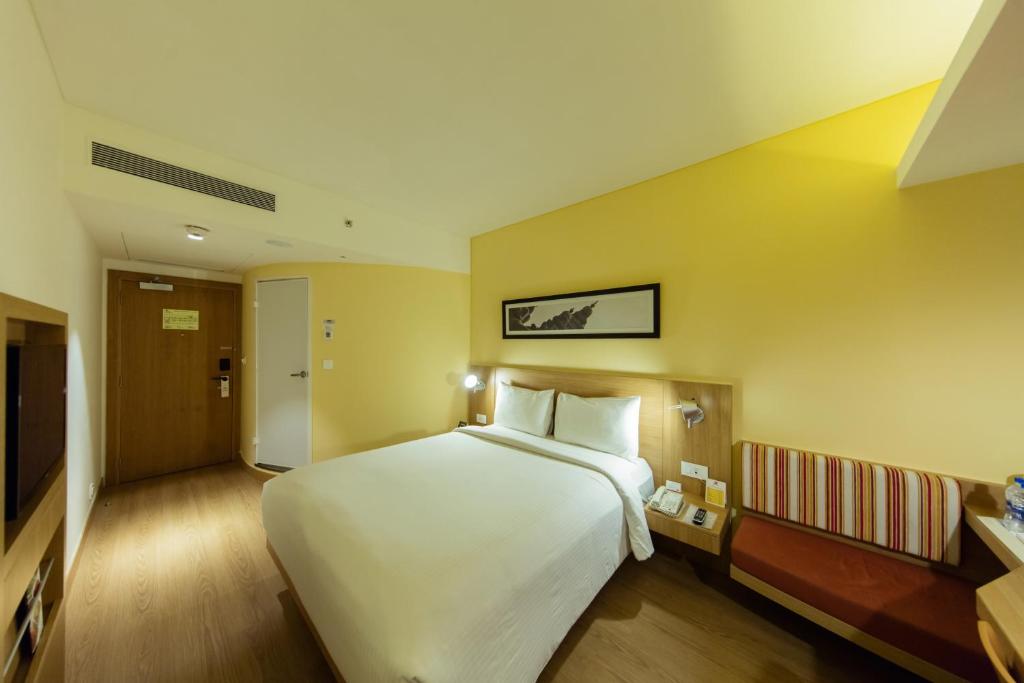Двухместный (Standard Queen Room - Free Office Transfers within 5 km) отеля ibis Chennai Sipcot - An AccorHotels Brand, Ченнаи