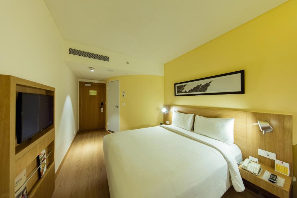 Двухместный (Sameday - Day Use Room for 6 Hours (Anytime Between 1100 Hrs to 1800 Hrs only for same day check-in/out)) отеля ibis Chennai Sipcot - An AccorHotels Brand, Ченнаи