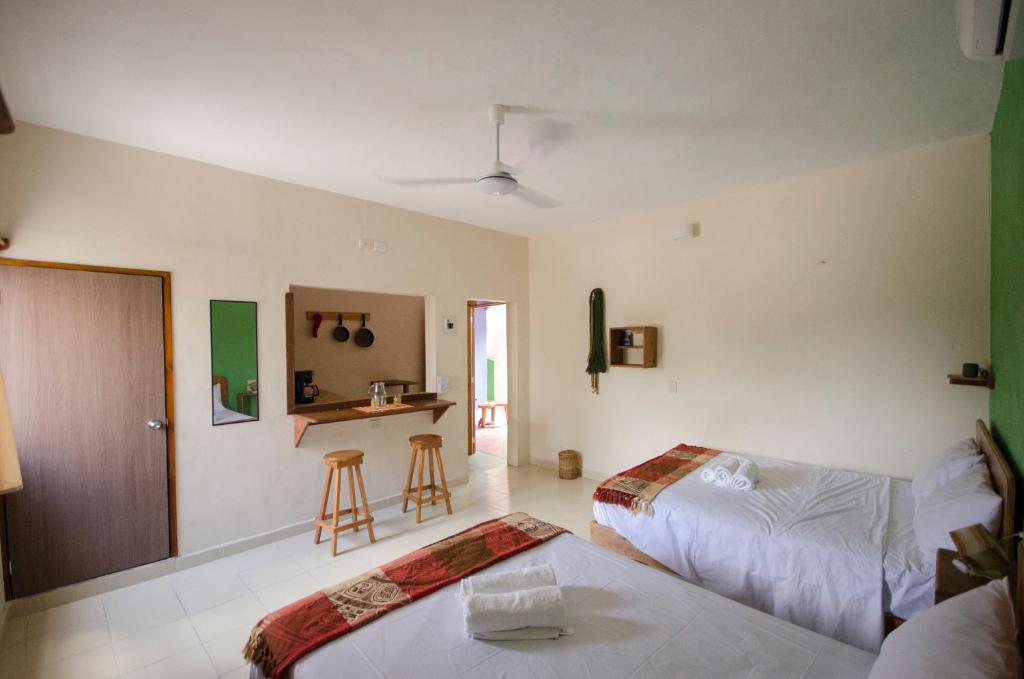 Двухместный (Улучшенный двухместный номер Делюкс с 1 кроватью или 2 отдельными кроватями) отеля Casa Almendro, Тулум