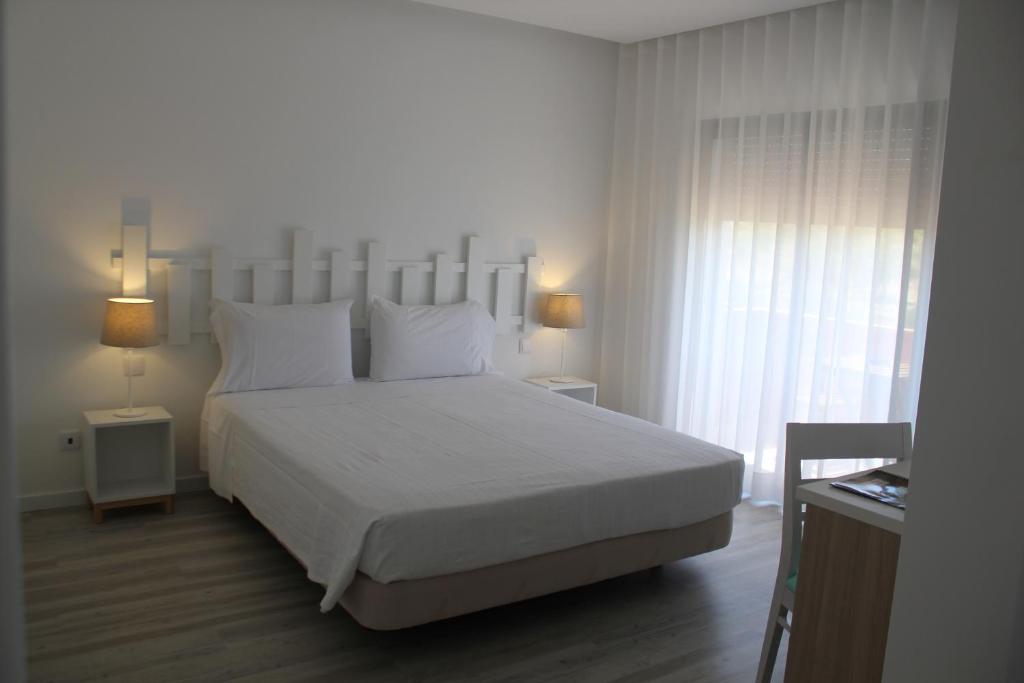 Двухместный (Двухместный номер Делюкс с 1 кроватью и балконом) отеля Hotel Alcaide, Портиман