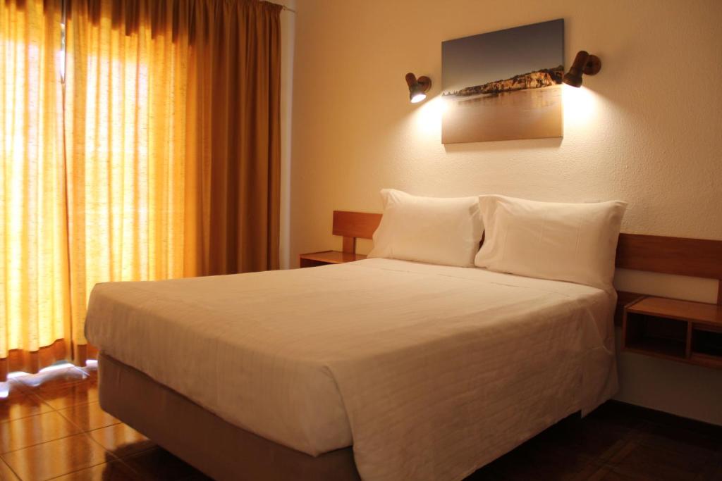 Двухместный (Улучшенный двухместный номер с 1 кроватью и балконом) отеля Hotel Alcaide, Портиман