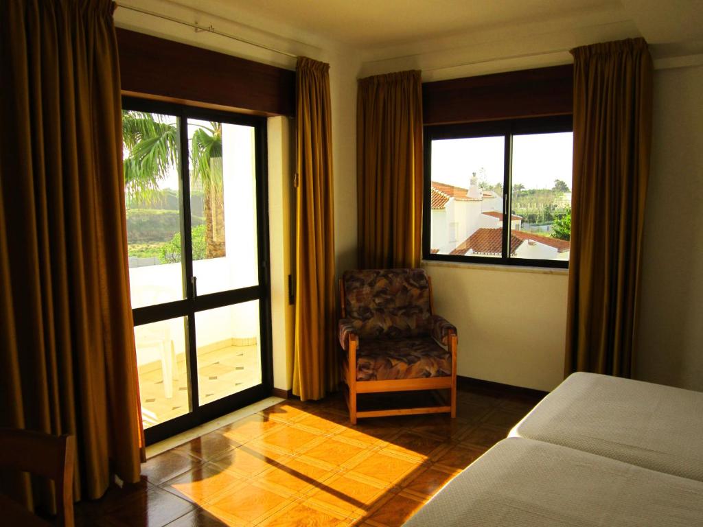 Сьюит (Семейный номер с балконом и видом на бассейн) отеля Hotel Alcaide, Портиман