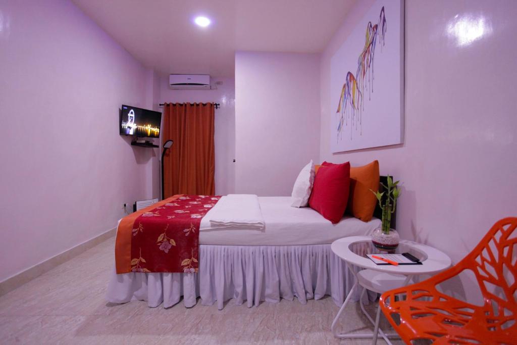 Двухместный (Двухместный номер Делюкс с 1 кроватью) хостела HalfWay House Hostel Mactan Cebu Airport, Мактан