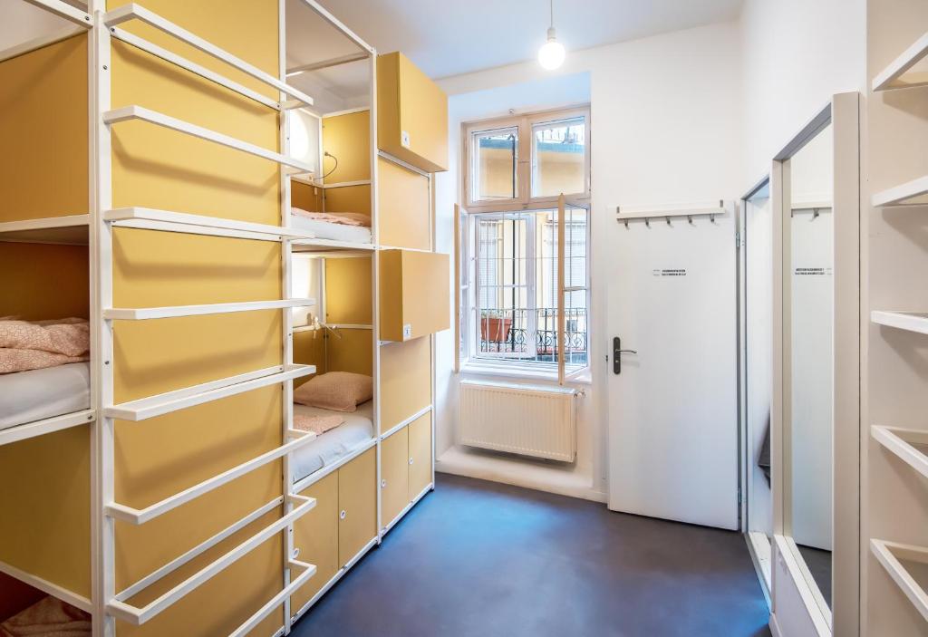 Четырехместный (Номер с 6 кроватями и отдельной ванной комнатой) хостела Avenue Hostel, Будапешт