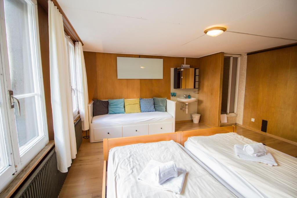 Двухместный (Двухместный номер с 2 отдельными кроватями и душем) отеля Hotel Hornerpub, Лаутербруннен