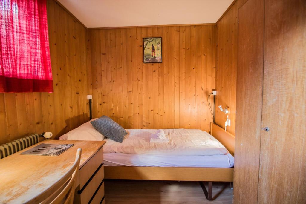 Двухместный (Двухместный номер с 2 отдельными кроватями и общей ванной комнатой) отеля Hotel Hornerpub, Лаутербруннен