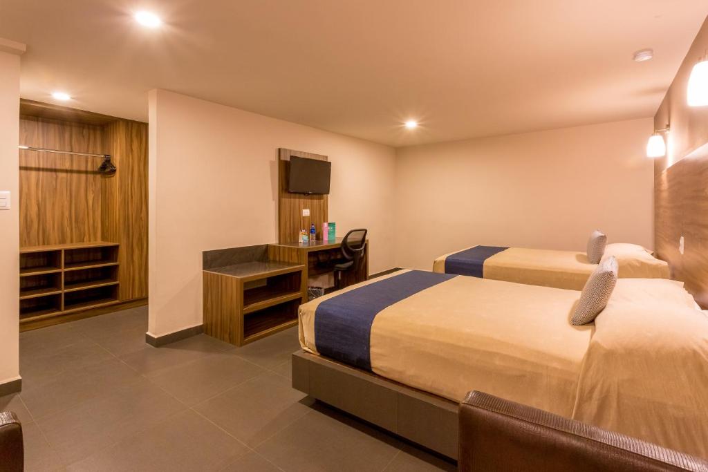 Двухместный (Двухместный номер с 2 двуспальными кроватями) отеля Hotel Panamerican, Пуэбла