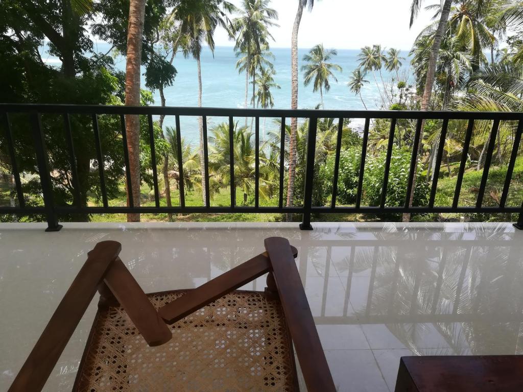 Двухместный (Двухместный номер Делюкс с 1 кроватью и балконом, вид на море) отеля Star Beach Hotel, Тангалла