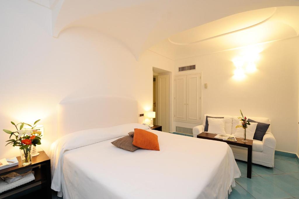 Двухместный (Классический двухместный номер с 1 кроватью или 2 отдельными кроватями и частичным видом на море) отеля Hotel Santa Caterina, Амальфи