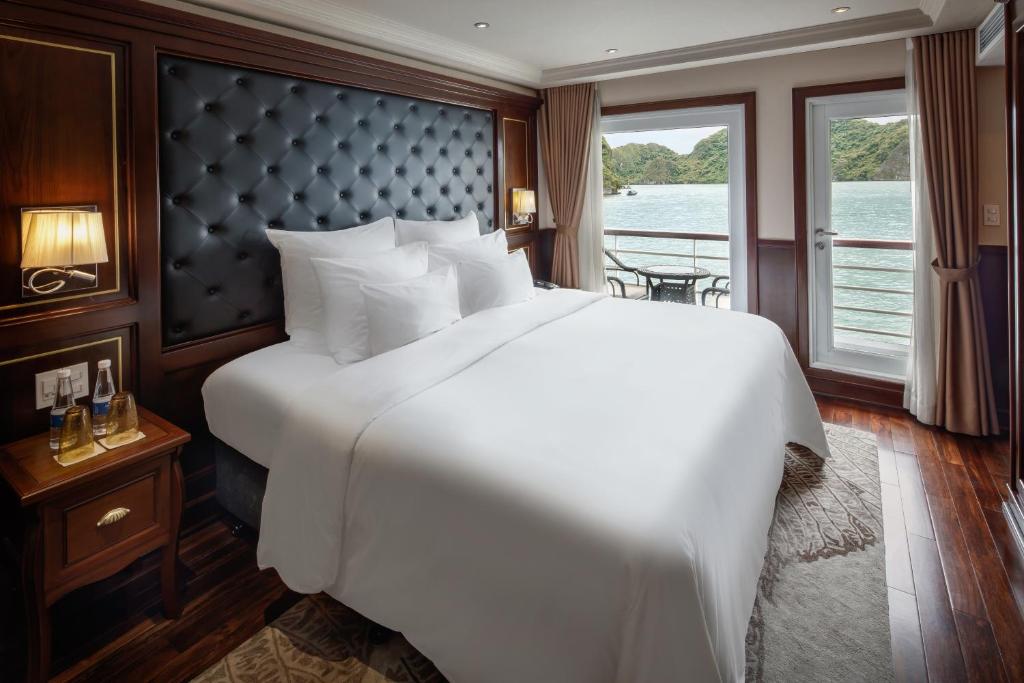 Двухместный (Номер Делюкс с балконом - Пакет услуг на 2 дня и 1 ночь) отеля Paradise Elegance Cruise Halong, Халонг