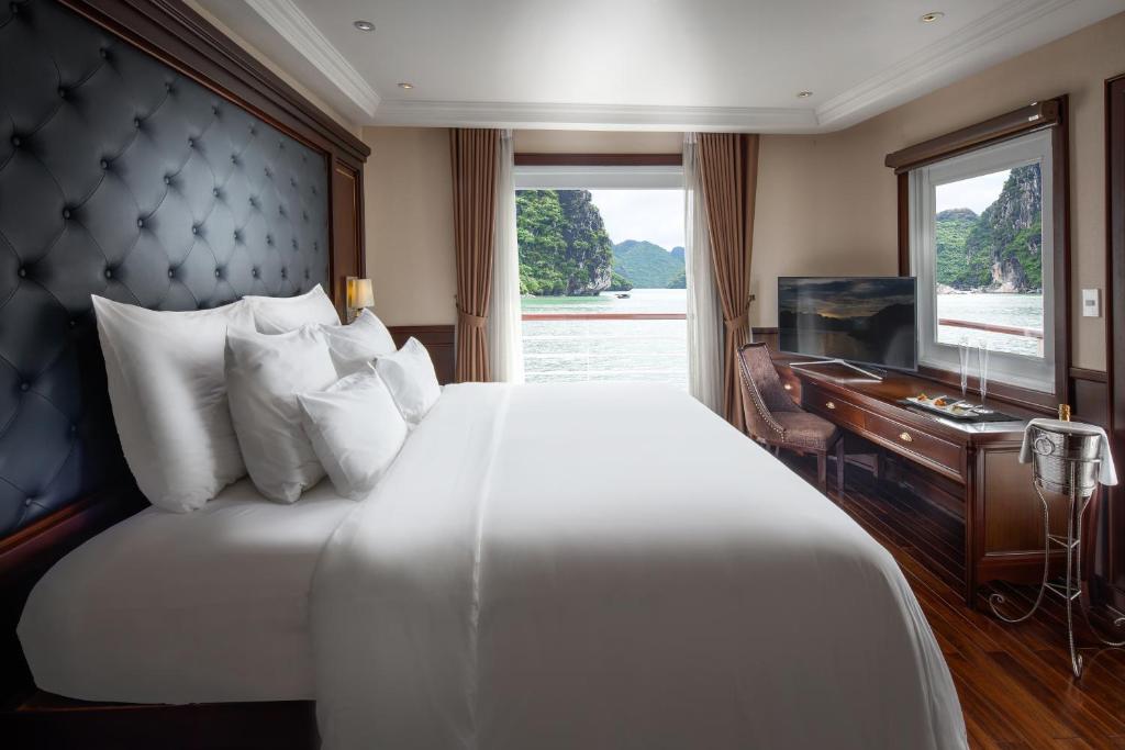 Двухместный (Люкс Elegance с балконом, пакет услуг на 3 дня и 2 ночи) отеля Paradise Elegance Cruise Halong, Халонг
