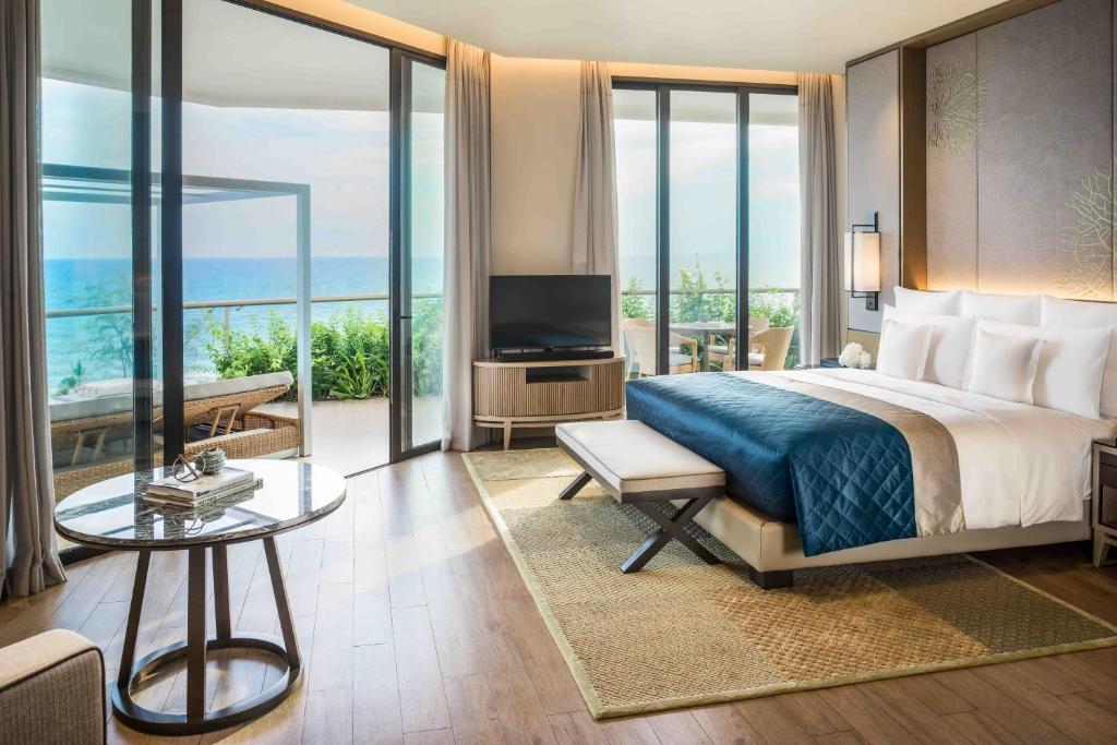 Двухместный (Люкс «Тропический» с кроватью размера «king-size») курортного отеля InterContinental Phu Quoc Long Beach Resort, Дуонг-Донг