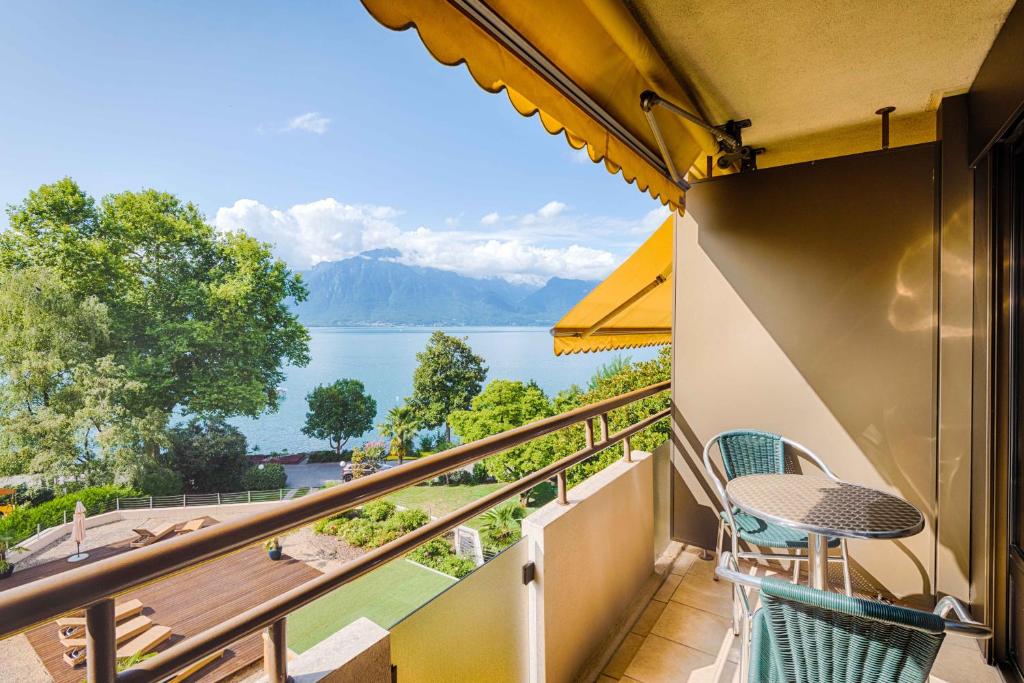Двухместный (Стандартный двухместный номер с 1 кроватью и балконом, вид на парк и озеро) отеля Royal Plaza Montreux & Spa, Монтрё