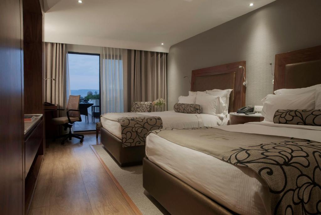Семейный (Двухместный номер с двумя двуспальными кроватями и балконом) отеля HS HOTSSON Hotel Leon, Леон (Штат Гуанахуато)