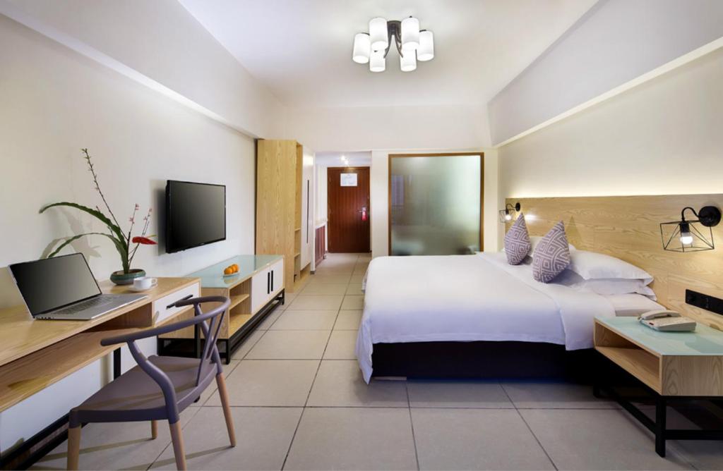 Двухместный (Номер Делюкс с кроватью размера «queen-size») отеля J Hotel ( Natural Hot Spring), Санья