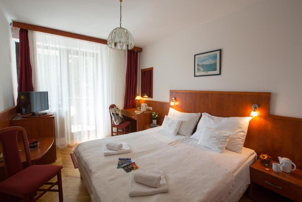 Двухместный (Двухместный номер с 1 кроватью или 2 отдельными кроватями и балконом) отеля Helios Apartman Hotel, Будапешт