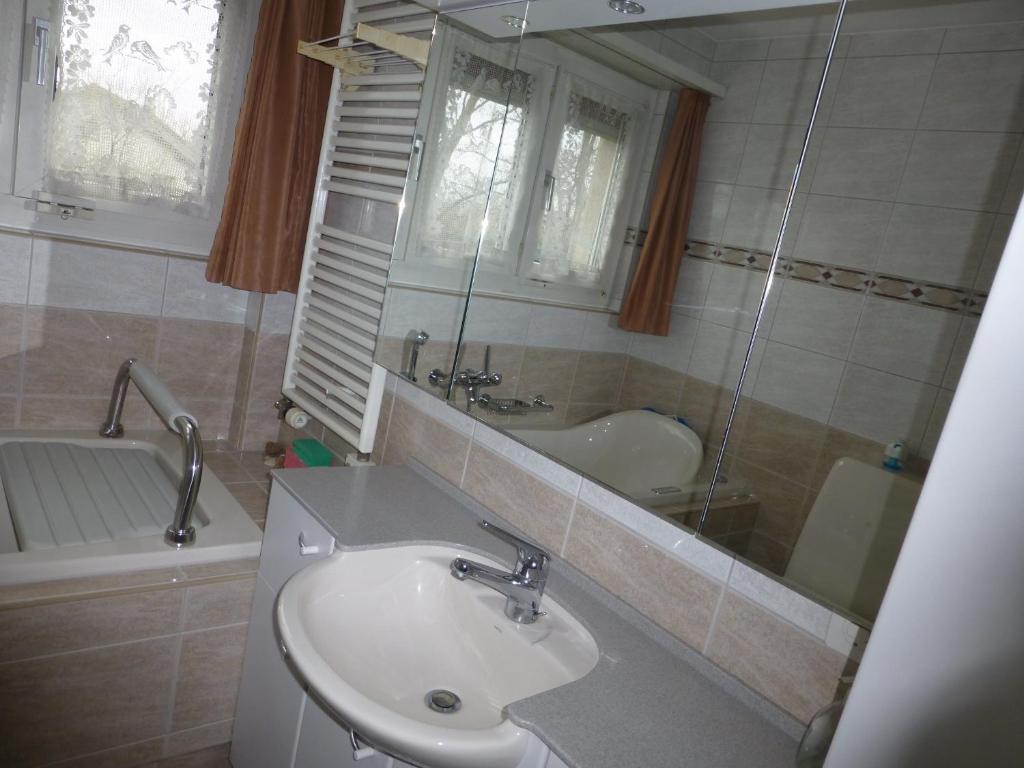 Двухместный (Двухместный номер с 2 отдельными кроватями, общей ванной комнатой и балконом) отеля B&B Pappelweg - 2, Муттенц