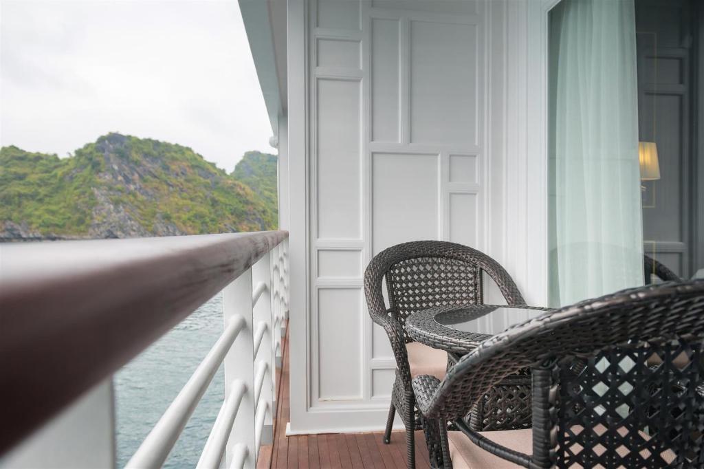 Двухместный (Люкс Elegance с балконом, пакет услуг на 2 дня и 1 ночь) отеля Paradise Elegance Cruise Halong, Халонг