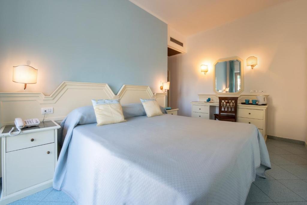 Двухместный (Двухместный номер эконом-класса с 1 кроватью или 2 отдельными кроватями) отеля Hotel Ascot, Сорренто