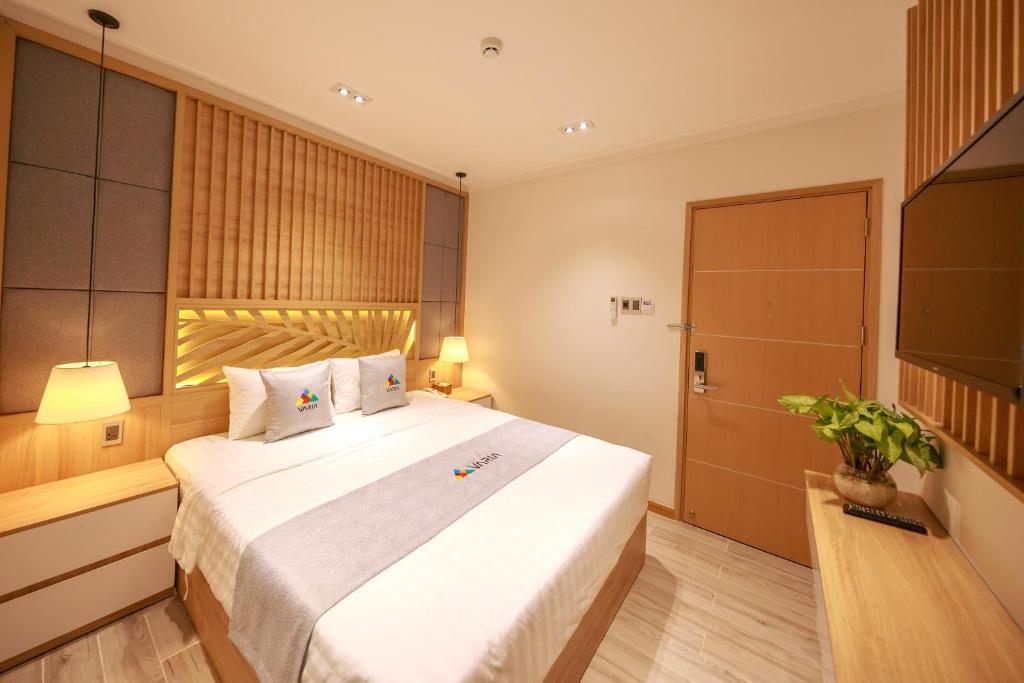 Двухместный (Стандартный номер с кроватью размера «king-size») отеля Varia Hotel, Дуонг-Донг