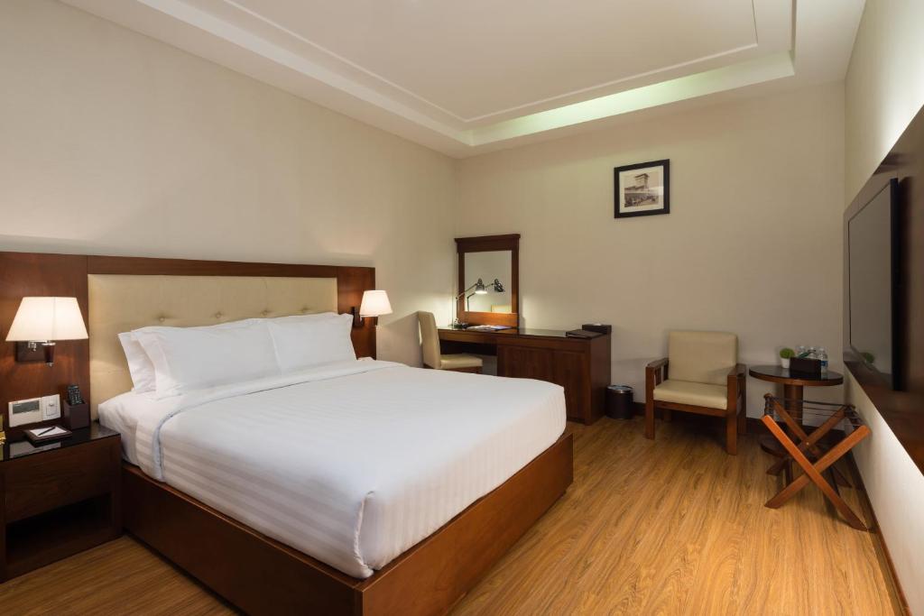 Двухместный (Улучшенный двухместный номер с 1 кроватью и без окон) отеля Nhat Ha 3 Hotel, Хошимин
