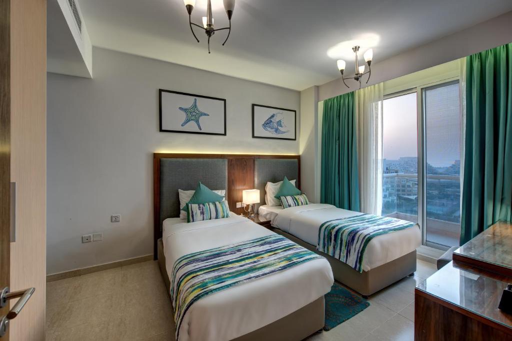 Двухместный (Двухместный номер Делюкс с 2 отдельными кроватями и балконом, вид на море) апарт-отеля City Stay Al Marjan Island Hotel Apartment, Рас-эль-Хайма