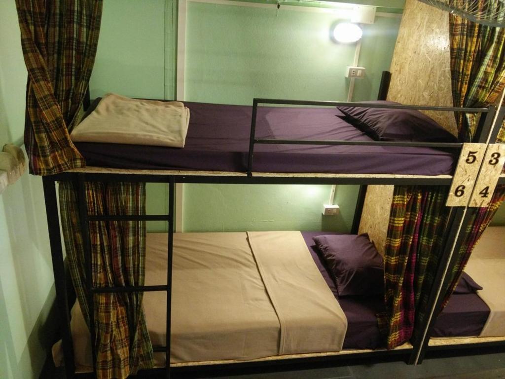 Номер (Спальное место на двухъярусной кровати в общем номере для мужчин и женщин) хостела Giant Hostel, Чиангмай