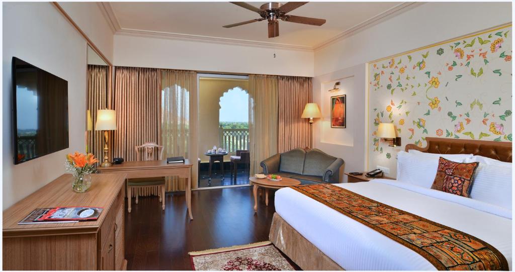 Двухместный (Двухместный номер «Премиум» с 1 кроватью или 2 отдельными кроватями и балконом) отеля Indana Palace Jaipur, Джайпур