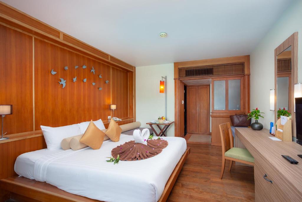 Двухместный (Улучшенный двухместный номер с 1 кроватью или 2 отдельными кроватями) отеля Seaview Patong, Пхукет