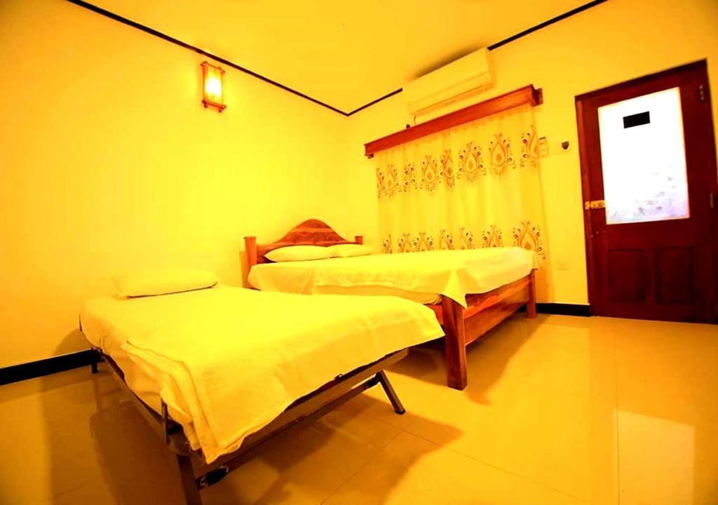 Трехместный (Трехместный номер с собственной ванной комнатой) семейного отеля Millennium Home Stay, Негомбо