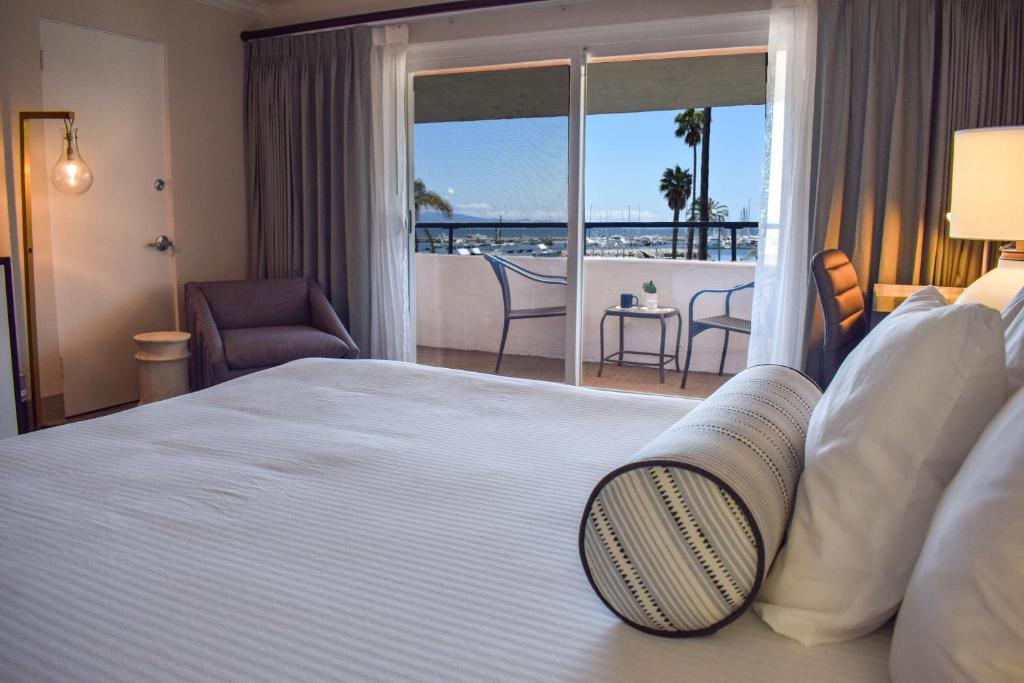 Двухместный (Номер с кроватью размера «king-size», балконом и видом на гавань) отеля Beachside Inn, Санта-Барбара