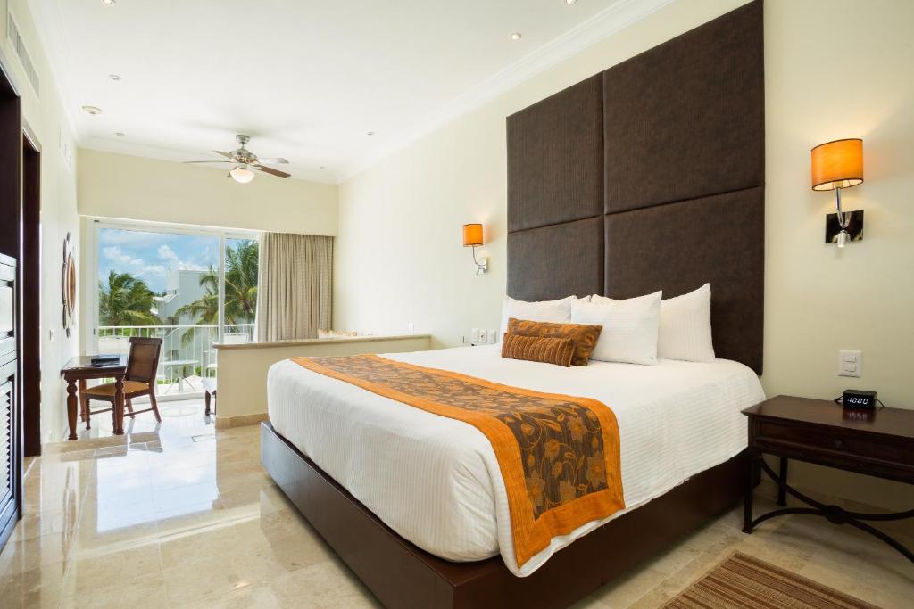Сьюит (Улучшенный клубный полулюкс с кроватью размера «king-size» и видом на океан) курортного отеля Dreams Tulum Resort & Spa - All Inclusive, Тулум