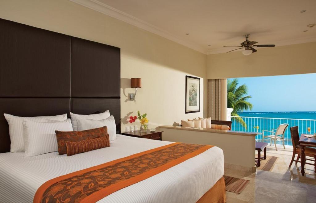 Двухместный (Привилегированный клубный полулюкс с кроватью размера «king-size», рядом с океаном) курортного отеля Dreams Tulum Resort & Spa - All Inclusive, Тулум