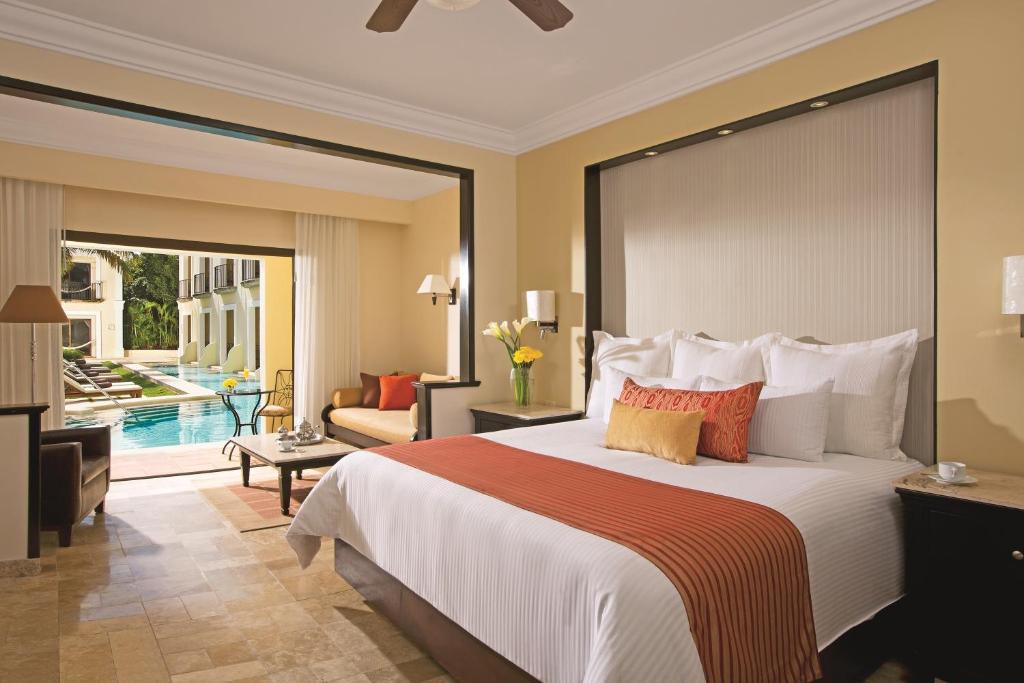 Двухместный (Улучшенный клубный номер Делюкс с кроватью размера «king-size» у кромки бассейна в саду) курортного отеля Dreams Tulum Resort & Spa - All Inclusive, Тулум