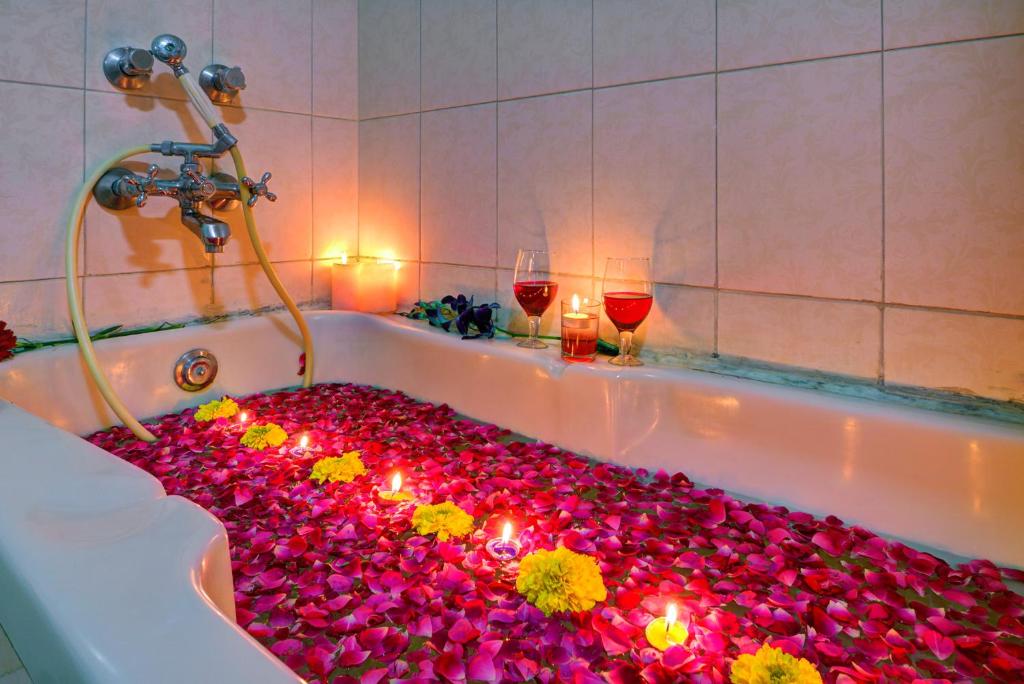 Двухместный (Daycation- Tepee Cabana Suite with Decorated Bathtub & Candlelight) отеля Sarang Palace, Джайпур
