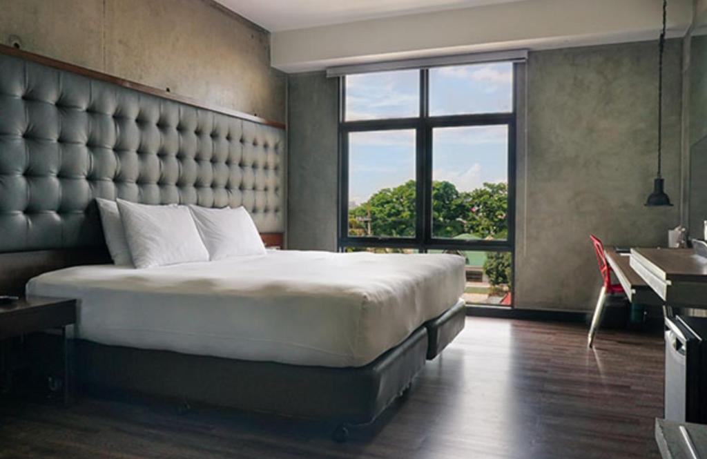 Двухместный (Улучшенный номер) отеля The B Hotel Quezon City, Манила