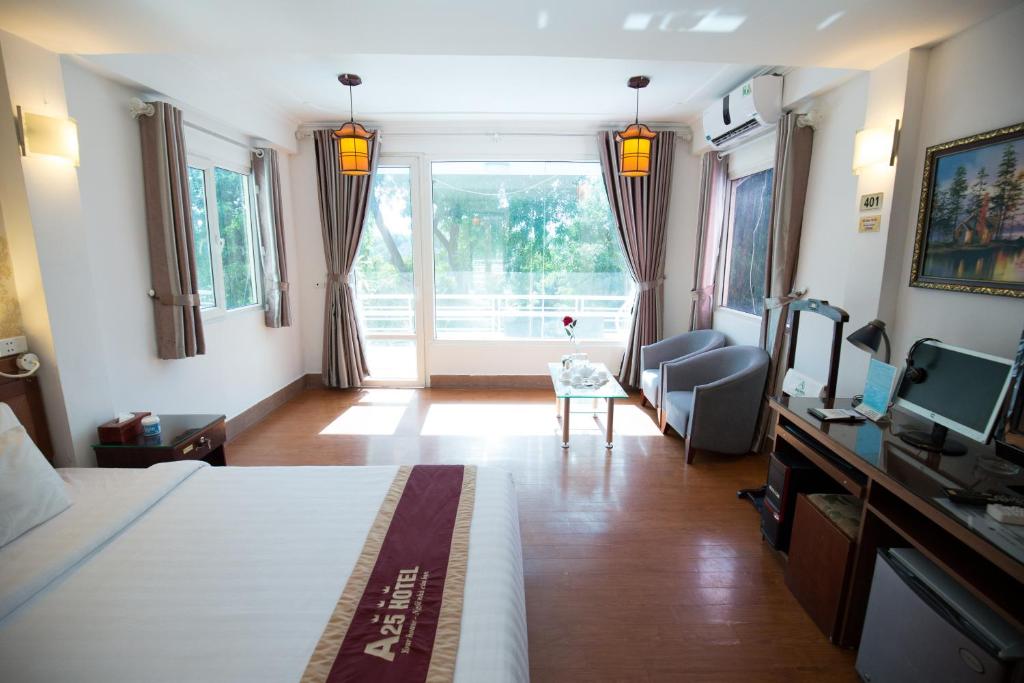 Двухместный (Двухместный номер Делюкс с 1 кроватью и балконом) отеля A25 Hotel - Quang Trung, Ханой