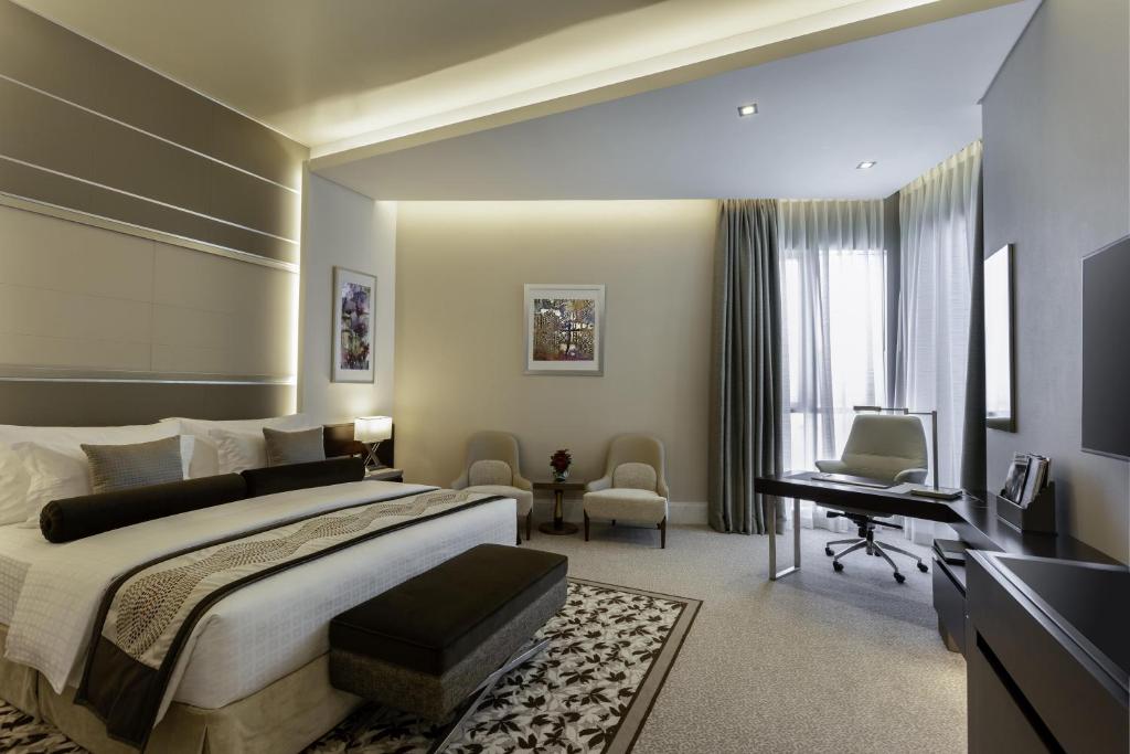 Двухместный (Клубный номер с кроватью размера «king-size») отеля Grand Millennium Business Bay, Дубай
