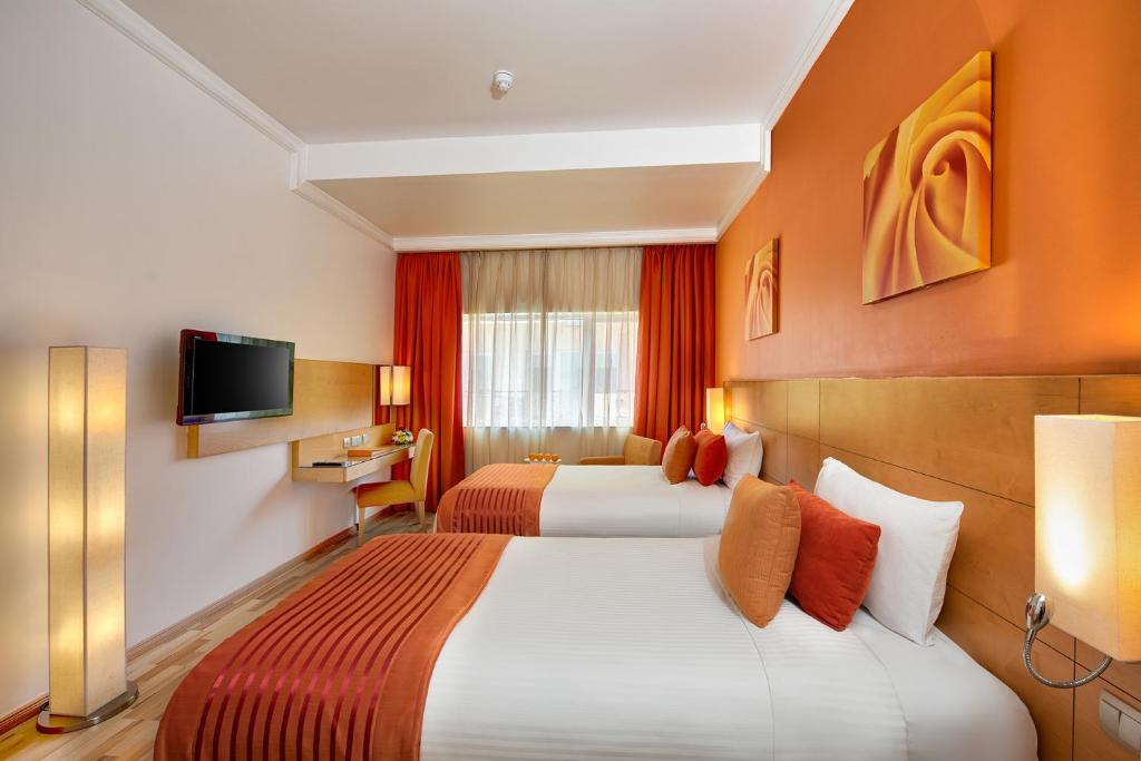Двухместный (Улучшенный двухместный номер с 2 отдельными кроватями) отеля Al Khoory Executive Hotel, Al Wasl, Дубай