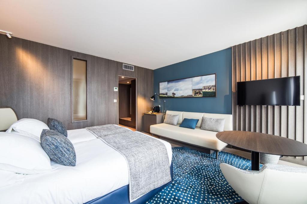 Трехместный (Привилегированный номер с 2 односпальными кроватями и 1 диваном-кроватью) отеля Best Western Premier Hôtel de la Paix, Реймс