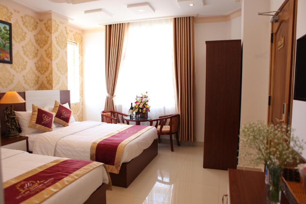 Четырехместный (Четырехместный номер Делюкс) отеля Dalat Luxury Hotel, Далат