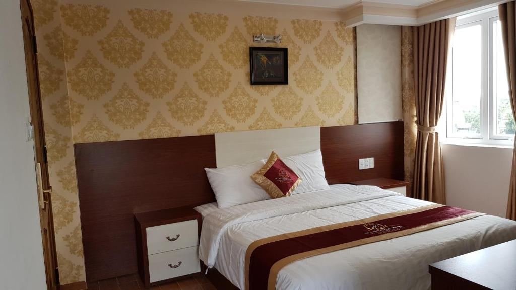 Двухместный (Номер Делюкс с кроватью размера «queen-size») отеля Dalat Luxury Hotel, Далат