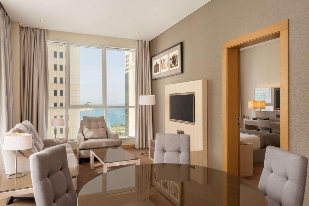 Сьюит (Представительский люкс) отеля TRYP by Wyndham Abu Dhabi City Center, Абу-Даби