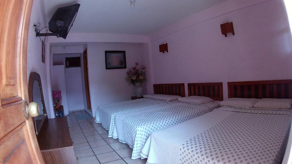 Трехместный (Стандартный трехместный номер) отеля Hotel Michelle, Сан-Андрес-Тустла