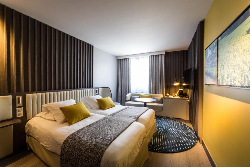 Двухместный (Classic Room with Two Single Beds - Non-Smoking) отеля Best Western Premier Hôtel de la Paix, Реймс