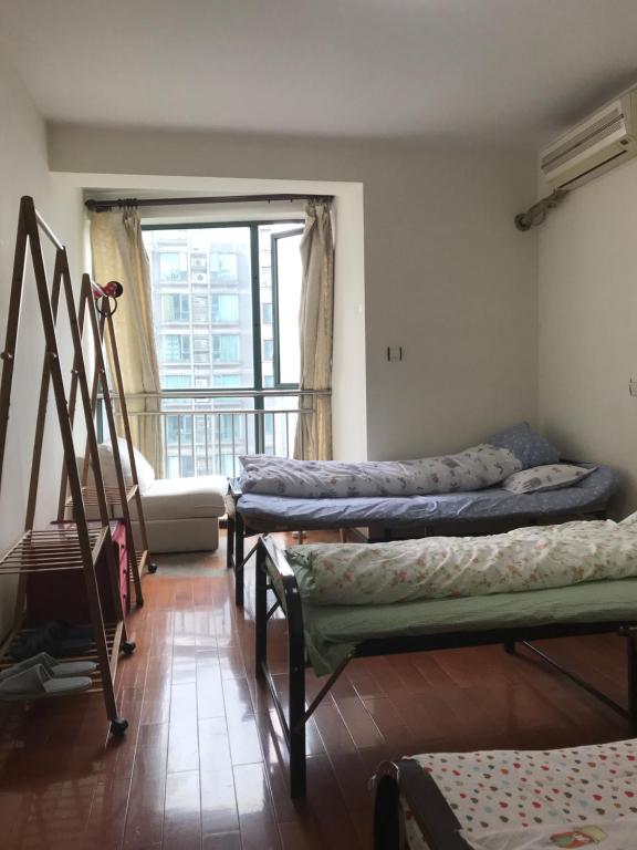Номер (Кровать в общем номере для мужчин) хостела Pink International Youth Hostel, Шанхай