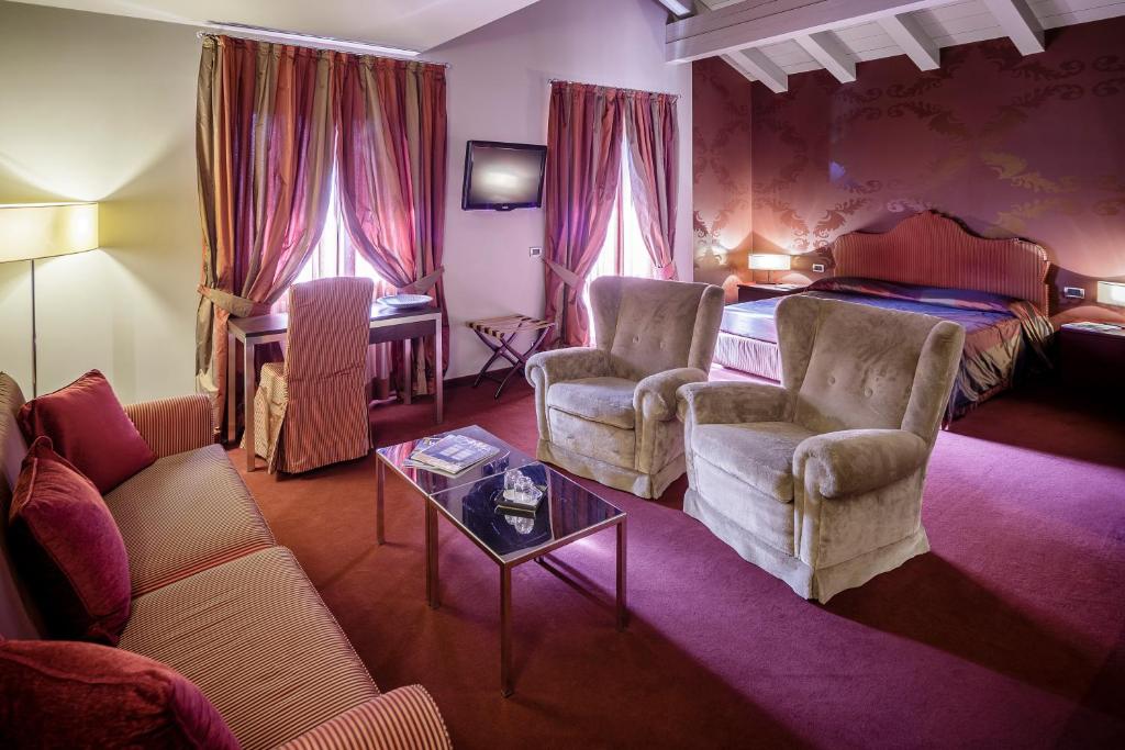 Двухместный (Номер с кроватью размера «king-size» и балконом) отеля Hotel Lajadira & Spa, Кортина-д'Ампеццо