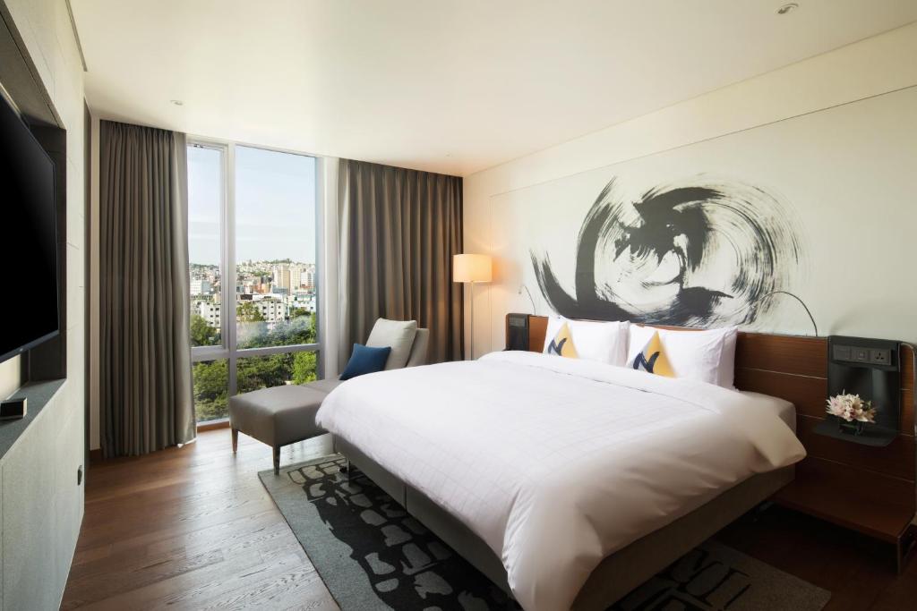 Апартаменты (Номер «Премьер» с 1 спальней и кроватью размера «king-size») отеля Novotel Ambassador Seoul Dongdaemun Hotels & Residences, Сеул